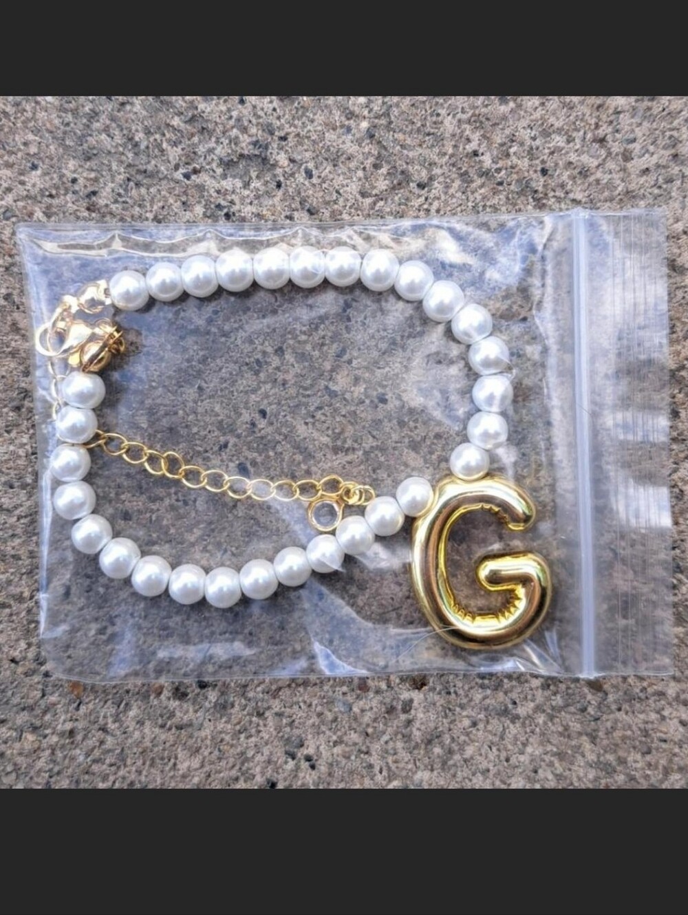 NWOT Faux Pearl Bracelet w Gold Tone Puffy G Bubble Balloon Initial